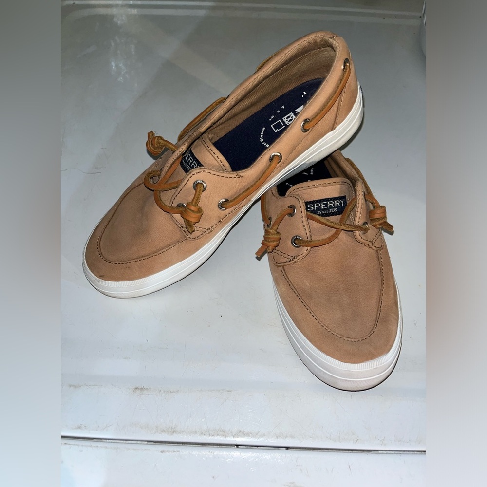 Beige W Sperry boat shoe